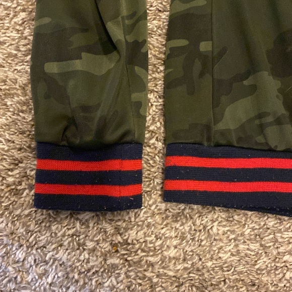 Light weight camo print jacket, lightly worn, no stains, no loose threads - Picture 4 of 5